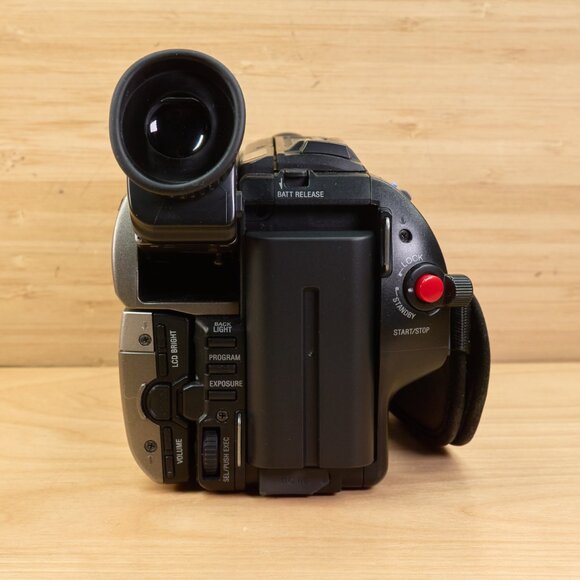 Vintage Sony Handycam DCR-TRV43 NTSC VideoHi8 Camcorder, Made in Japan - Picture 6 of 10